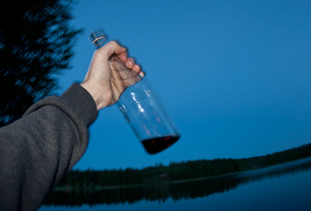 Ongelmat kasautuvat. Sianveri loppuu Saimaan rannalla. Millä ihmeellä tekisimme loppumatkan vaativat verimaagilliset rituaalit?